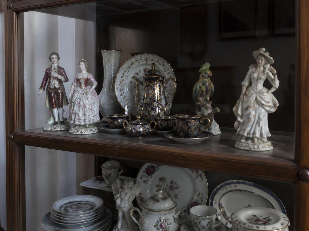 Malovaný porcelán, figurky a servis ve staré prosklené vitríně